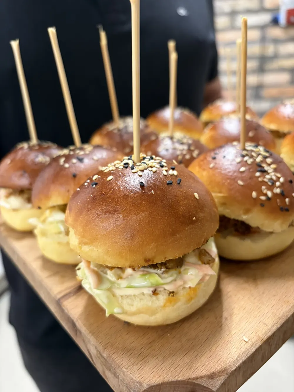 Mini hamburgerek fatálon, rendezvényi tálalásban